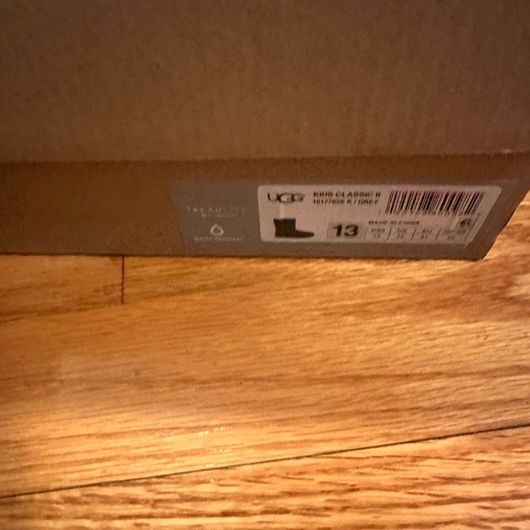 Girls Ugg Boots - Picture 4 of 7